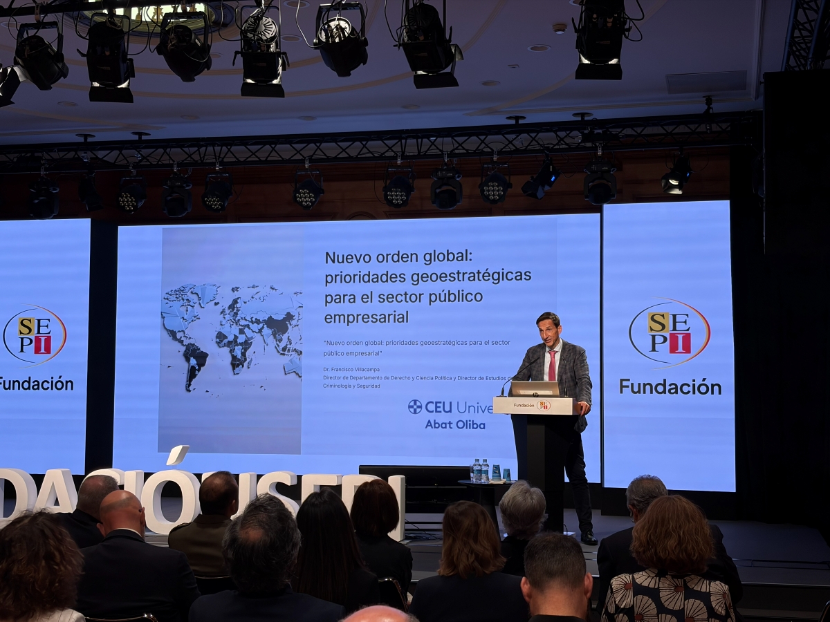 El professor Francisco Villacampa representa la CEU UAO en una jornada sobre geoestratègia i sector públic